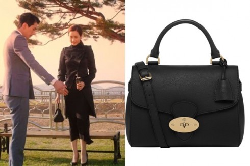 Style tông đen toàn tập cùng túi xách Mulberry, áo khoác Ann Demeulemeester và giày đồng điệu.