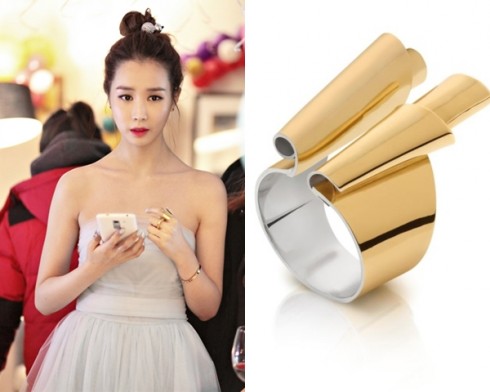 Nhẫn Tous kiểu dáng mới lạ, giá trên 11 triệu đồng, bổ sung thêm vẻ đẹp yêu kiều của mỹ nhân.