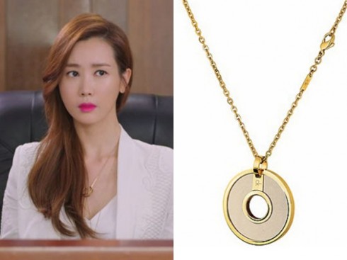 Trong phim, người đẹp dao kéo được sử dụng nhiều trang sức đắt tiền, như vòng cổ tròn Calvin Klein.