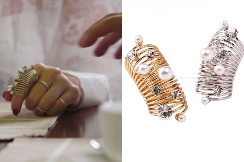 Nhẫn Mzuu đính đá độc đáo, được dự đoán sẽ tạo ra xu hướng phụ kiện cho giới trẻ sau bộ phim, giá không quá đắt, hơn 1 triệu đồng.