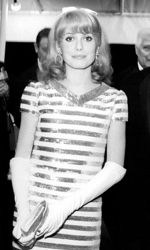 Catherine Deneuve<br/></noscript>Hiện tuy đã bước sang tuổi 70, Catherine Deneuve luôn là hình mẫu của phong cách thời trang tinh tế. Bức ảnh chụp tại liên hoan phim Cannes 1966 là hình ảnh về một Catherine Deneuve hoàn hảo trong mắt người hâm mộ.