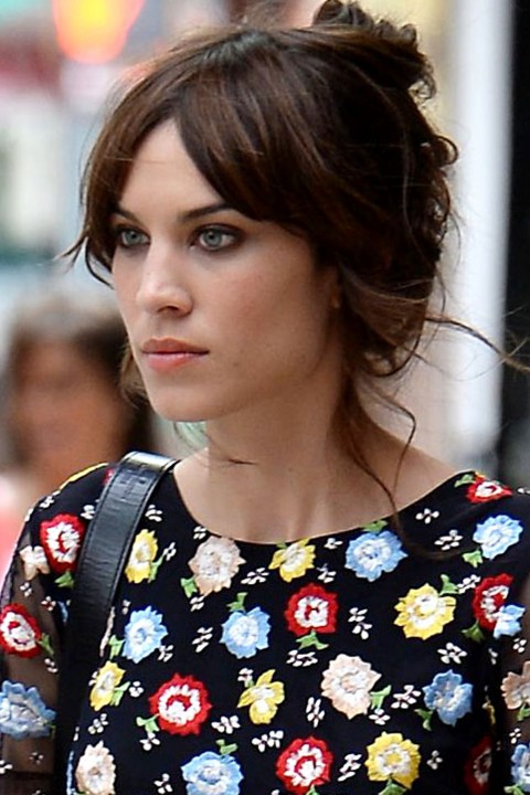 Alexa Chung<br/></noscript>Tìm cảm hứng với mái tóc ngắn ngang trán? Hãy thử làm theo cách Alexa Chung, chia chúng làm hai và kết hợp với mái tóc updo rối tự nhiên. Chúng kết hợp hoàn hảo với đầm maxi hay quần jean khi dạo phố.
