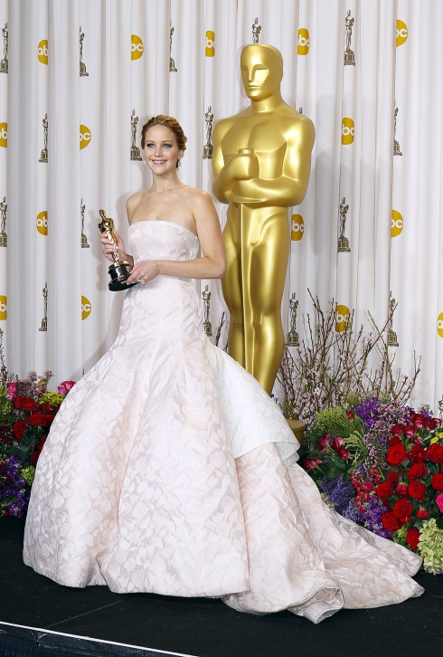 2013: Chiếc đầm Christian Dior Haute Couture này đã khiến Lawrence được nhắc đến khá nhiều sau lễ trao giải Oscars lần thứ 85 bởi cú trượt ngã khi cô lên nhận giải “Nữ diễn viên chính xuất sắc nhất”. 
