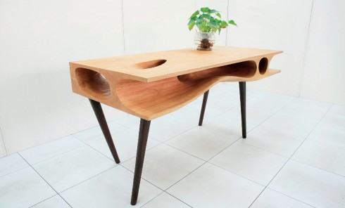 Làm việc cùng mèo yêu<br/>Nhà thiết kế Ruan Hao thuộc công ty LYCS Architecture đã tạo ra chiếc bàn dành cho những người yêu mèo. Thiết kế với những đường “hầm” uốn lượn bên dưới mặt bàn, bạn có thể yên tâm làm việc mà không sợ mèo yêu phá quấy vì người bạn nhỏ này đã có chỗ để chơi, ẩn nấp hoặc nằm ngủ ngay cạnh bạn. Chiếc bàn này được làm bằng tay, do những người thợ lành nghề thực hiện để tạo ra khoảng trống phù hợp với tập tính thích khám phá và ẩn nấp của mèo.