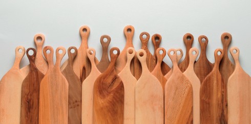 Đồ bếp xinh xắn <br/>Những chiếc thớt có thiết kế ngộ nghĩnh và tiện dụng của Hampson Woods giúp bạn có thêm niềm vui trong công việc bếp núc. Với nguồn gỗ do các chuyên gia về cây tuyển chọn từ thành phố Hampson (Anh), chiếc thớt có khả năng chịu lực tốt và giúp bạn thái, chặt dễ dàng. Mỗi chiếc thớt cũng do một người thợ khéo tay tạo dáng và được đánh bóng bằng dầu ôliu. Chính vì thế, khi không sử dụng, chiếc thớt có thể trở thành một vật trang trí đáng yêu cho nhà bếp. Sản phẩm có mức giá từ 25 đến 35 bảng, tùy theo kích cỡ.