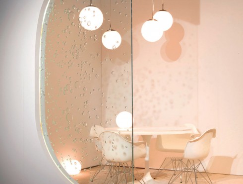 Mặt kính thay đổi không gian <br/>Tấm kính có tên Poured Glass là thiết kế của Studio by 3form, với mục đích tạo ra không khí mới cho văn phòng và không gian nhà ở, khách sạn thay cho loại kính trong suốt thông thường. Loại kính này sử dụng công nghệ ép thêm một lớp họa tiết vào giữa hai lớp kính, tạo ra hiệu quả thị giác thú vị, thay đổi độ sâu của các không gian và phá vỡ tính song song. Điều đặc biệt là sản phẩm này được làm ra từ các vật liệu tự nhiên và dễ dàng tái chế. Studio by 3form cung cấp nhiều loại họa tiết với 40 màu sắc khác nhau.