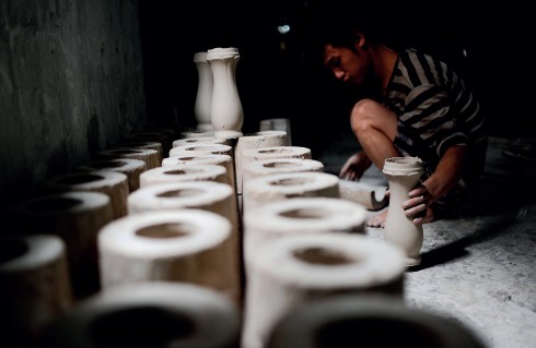 Ít ai biết nhiều xưởng gốm ở Bát Tràng đã phải đóng cửa vì không có đầu ra. Nhưng người làng Bát Tràng nói rằng họ không thể bỏ nghề bởi gốm là cái hồn của làng.