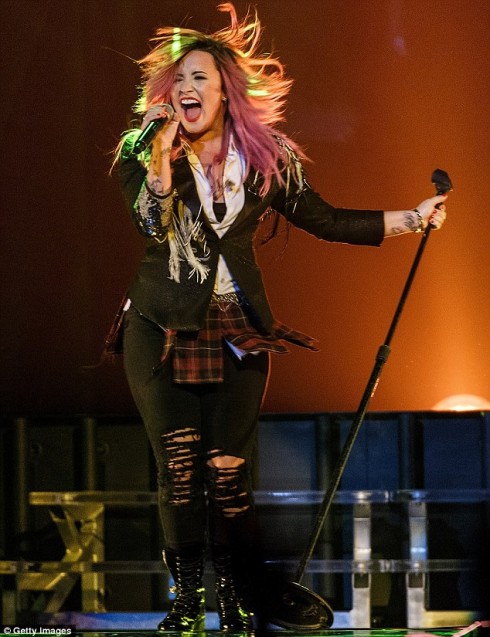 Trang phục biểu diễn của Demi trên sân khấu