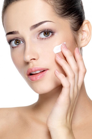 Kem dưỡng ẩm da mặt chứa chất chống nắng bảo vệ da