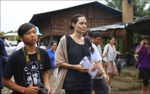 Angie cùng cậu con trai Pax Thiên thăm trại tị nạn Jan Mai Kaung tại Myitkyina, tỉnh Kachin, Miến Điện.