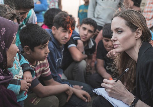 Angelina Jolie thăm các nạn nhân tị nạn người Syria tại trại tị nan ở Lebanon.