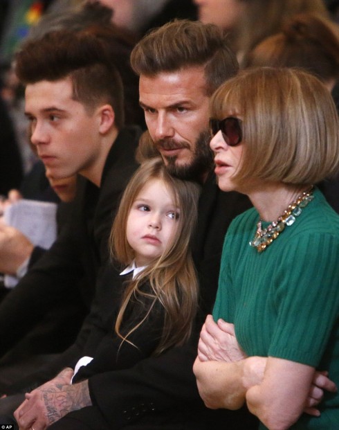 Tháng 2/2015, Harper nhìn bà Anna Wintour không chớp mắt. 