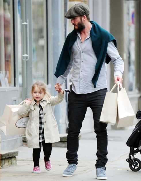 Tháng 3/2015 được bố David dẫn đi mua sắm.