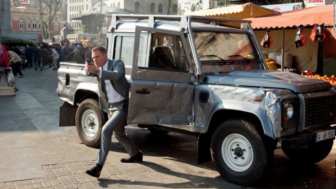 Land Rover Defender trong Skyfall (2012).
