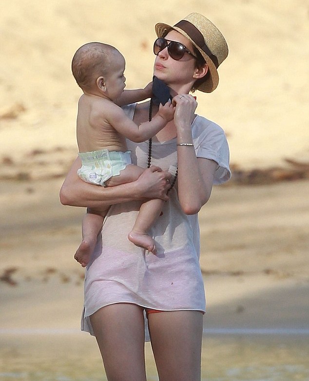 Anne Hathaway sắp chào đón con đầu lòng - ELLE VN