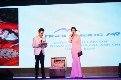Phần đấu giá từ thiện vô cùng hấp dẫn và gay cấn
