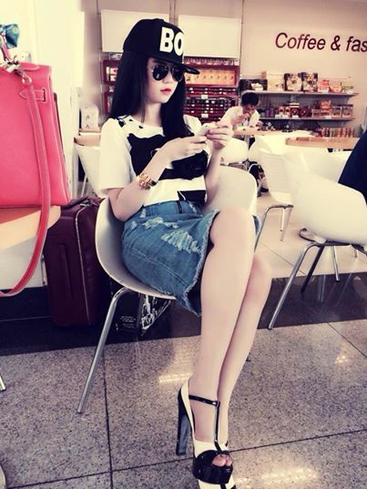 Dù mang đôi giày cao gót khá cao, nhưng cô nàng trông rất khỏe khoắn với chân váy denim và mũ lưỡi trai