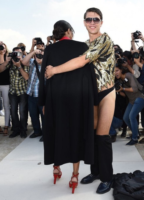 Tại liên hoan phim Venice, phóng viên này đã ăn mặc lố lăng và chạy đến ôm ca sĩ Ciara.
