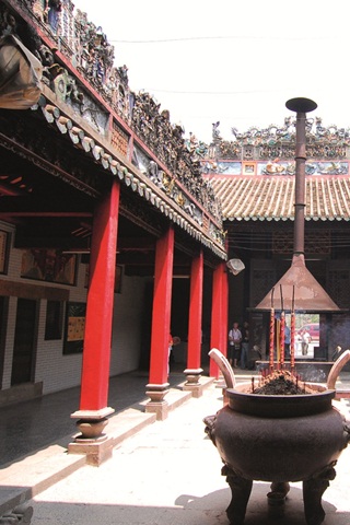 Hội quán Tuệ Thành - Hý tượng trên miếu vũ
