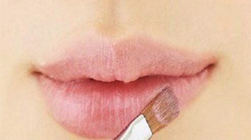 Cách sử dụng kem che khuyết điểm môi cho đôi môi hoàn hảo - ELLE VN