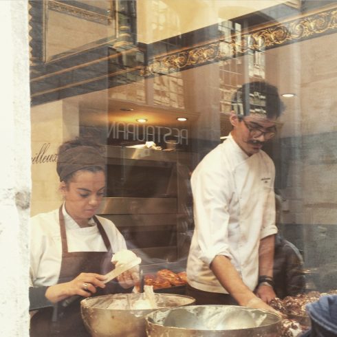 Chính những nhân viên nhào bột là điểm nhấn thu hút khách qua đường tại một hiệu bánh rất nổi tiếng của thành phố Lille