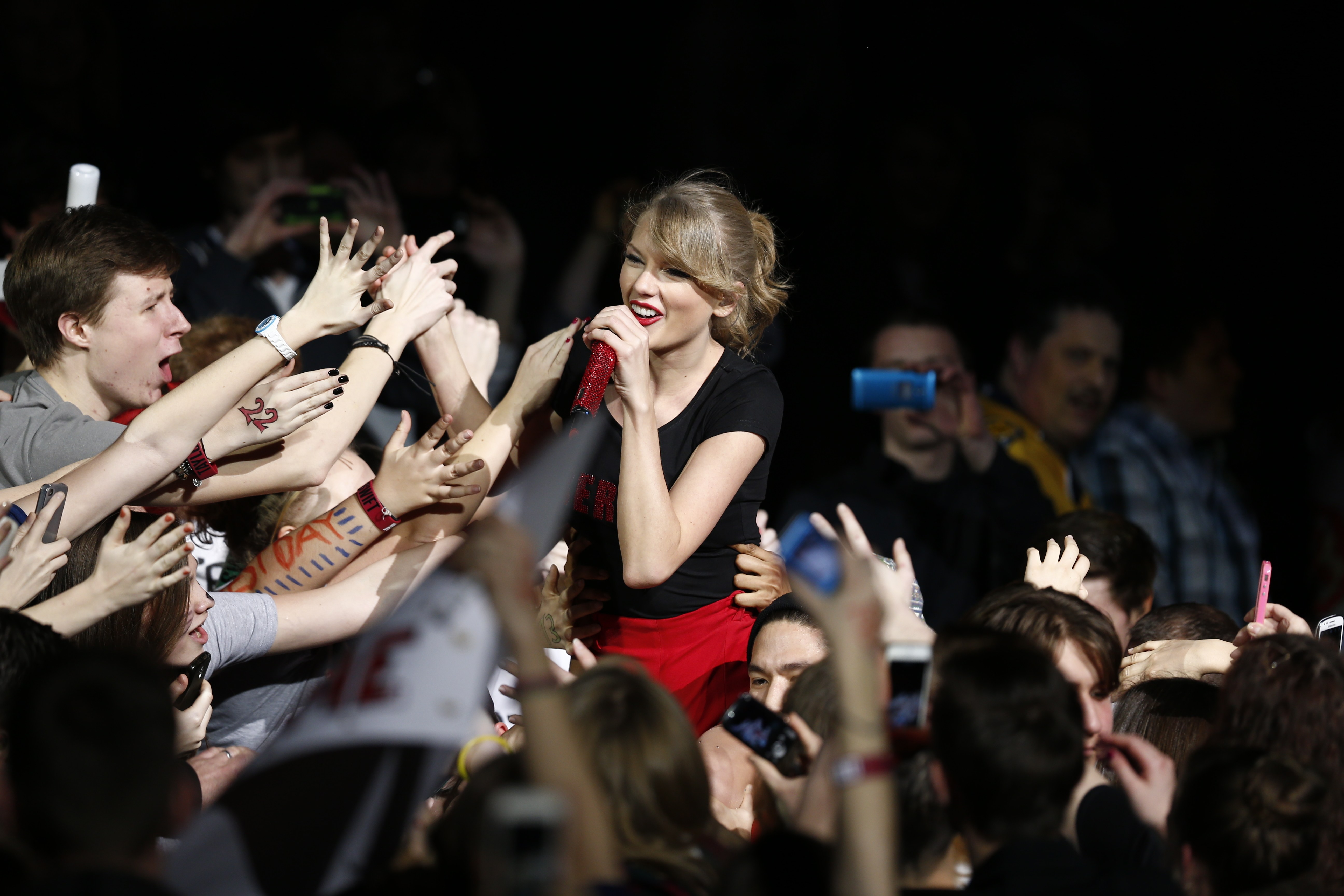 Taylor Swift mua tặng một ngôi nhà cho fan vô gia cư - ELLE Việt Nam