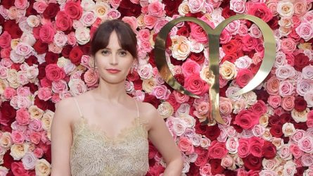 Diễn viên Felicity Jones là Nàng Thơ mới của Clé de Peau Beauté