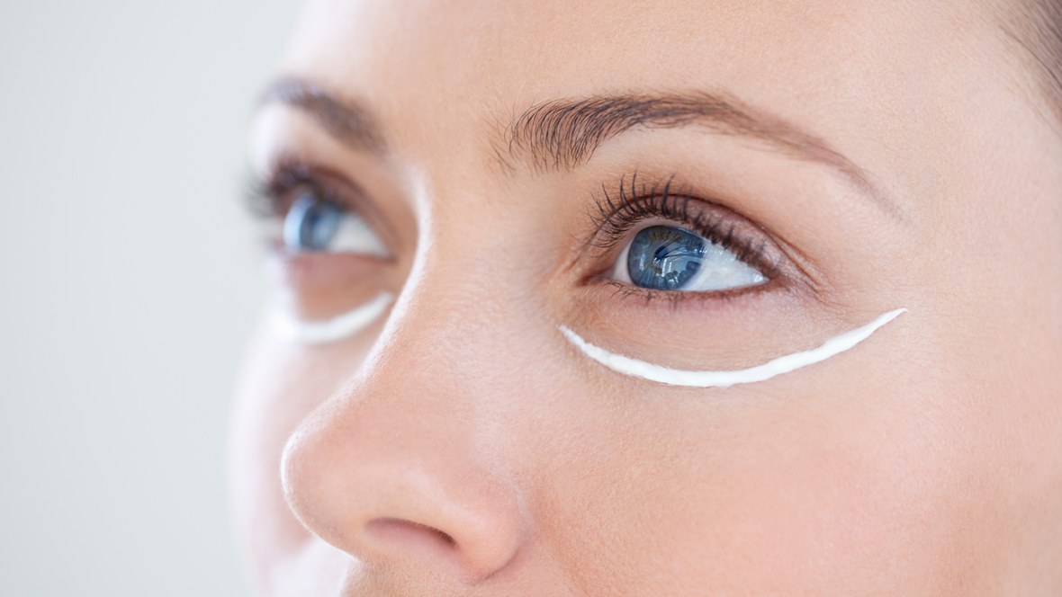 Kem dưỡng mắt có cần thiết không? | ELLE