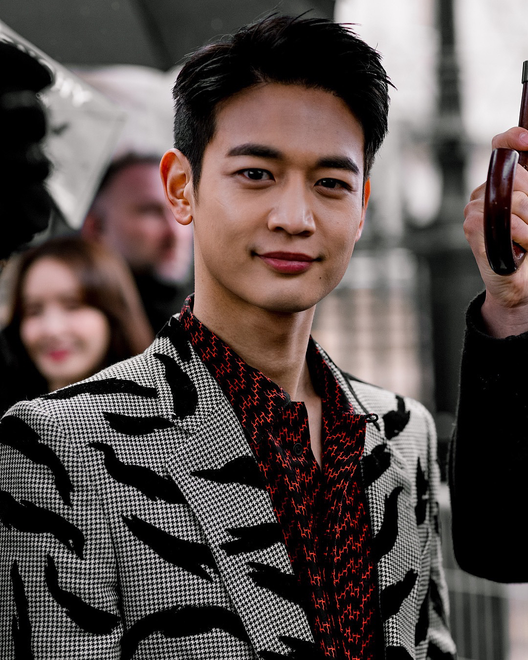 Minho (Shinee) Tháp Tùng Yoona (Snsd) Tại Show Thời Trang Của Thương Hiệu  Givenchy | Elle Vn