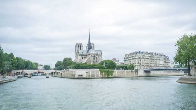 Muôn vẻ nhịp sống người Paris bên hai bờ sông Seine | ELLE