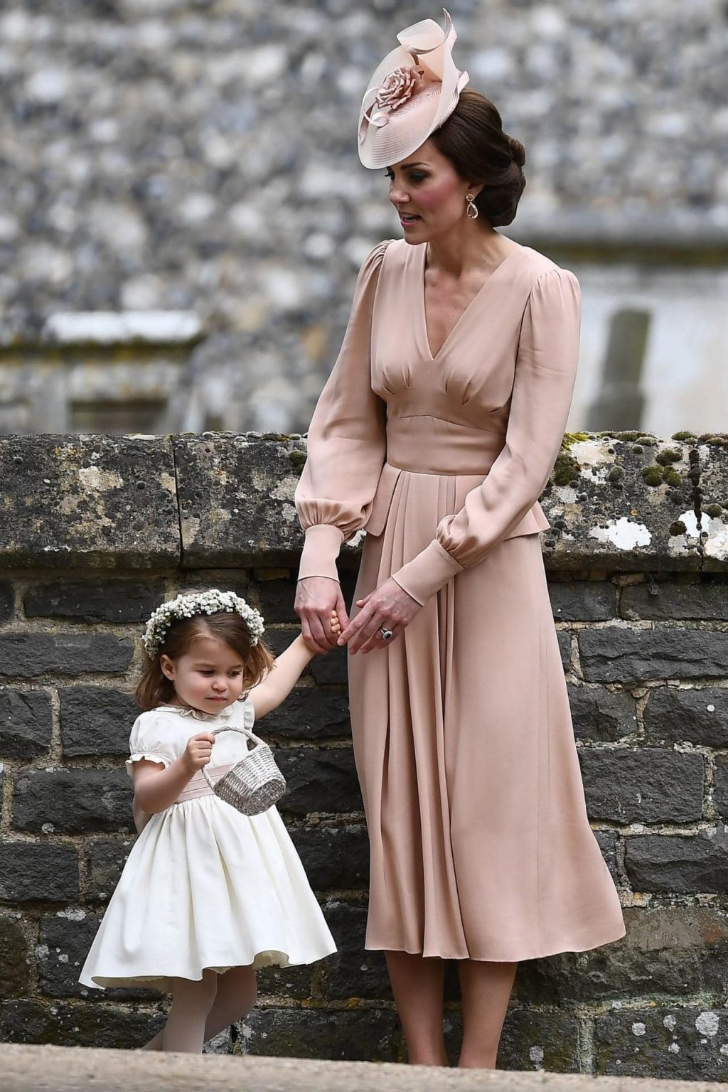 Công nương Kate Middleton sẽ lựa chọn thiết kế từ thương hiệu nào trong ngày cưới của hoàng tử Harry và Meghan Markle?