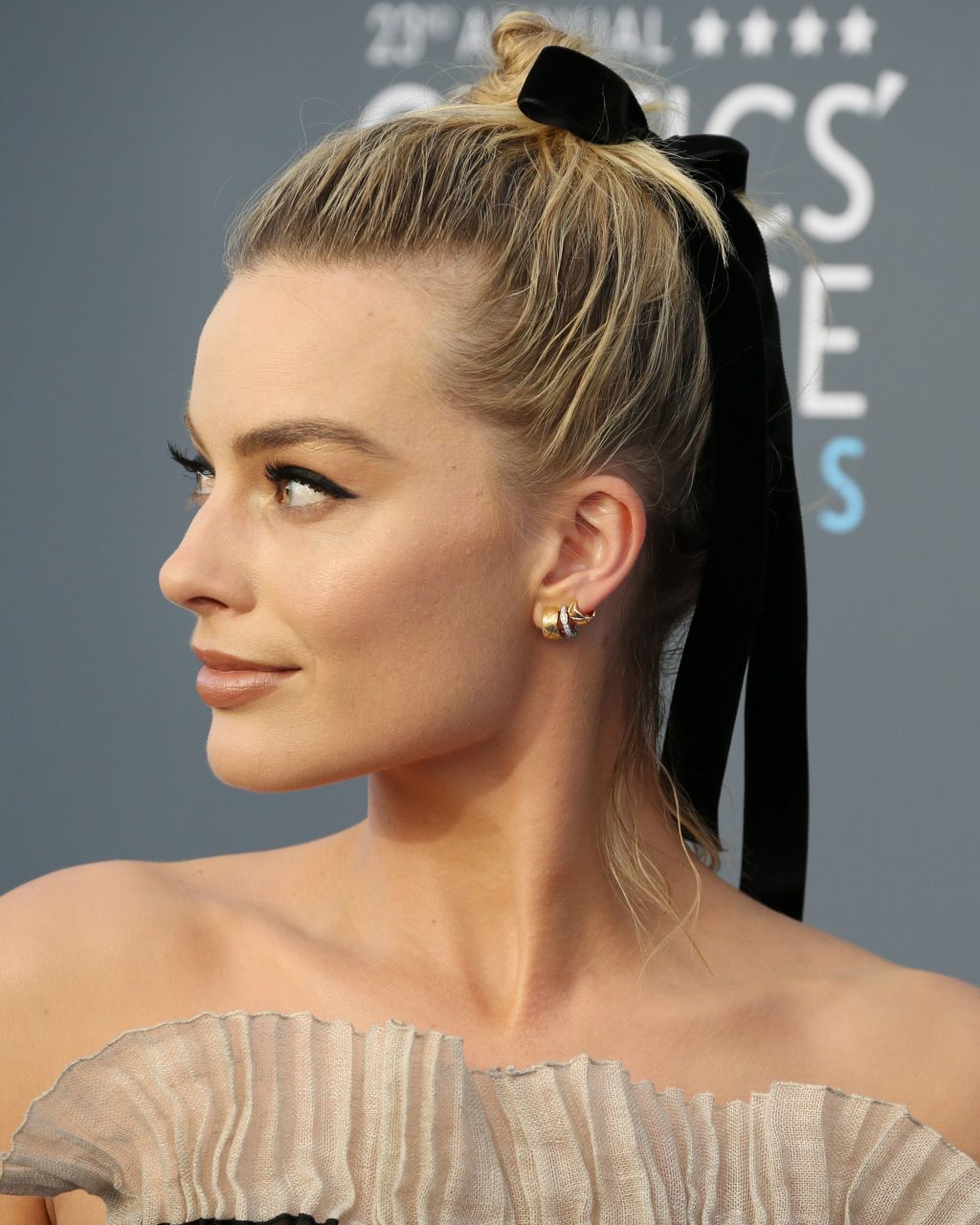 kiểu tóc dự tiệc thanh lịch Margot Robbie