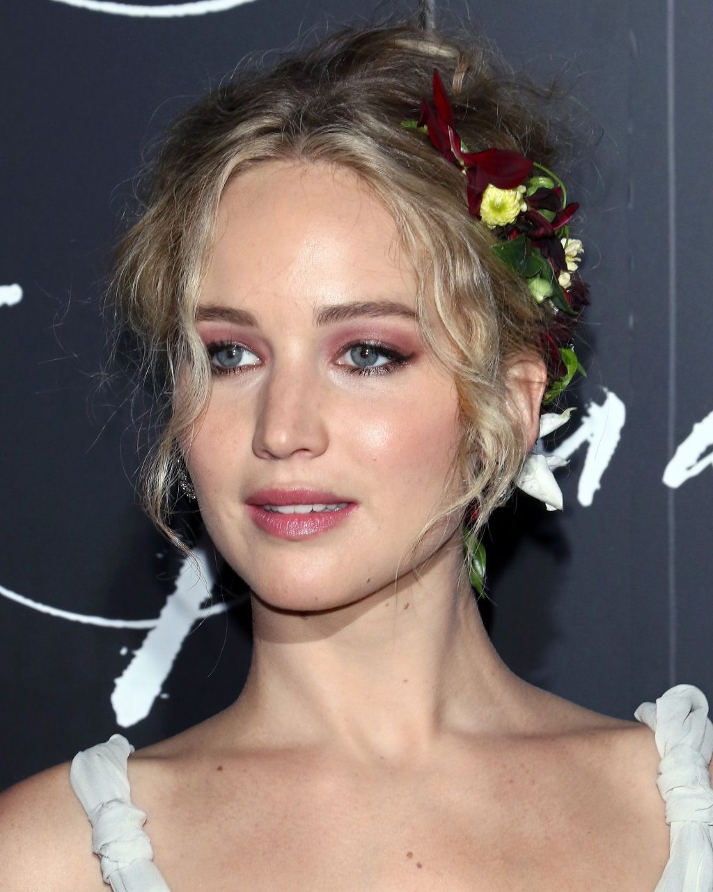 kiểu tóc dự tiệc thanh lịch Jennifer Lawrence