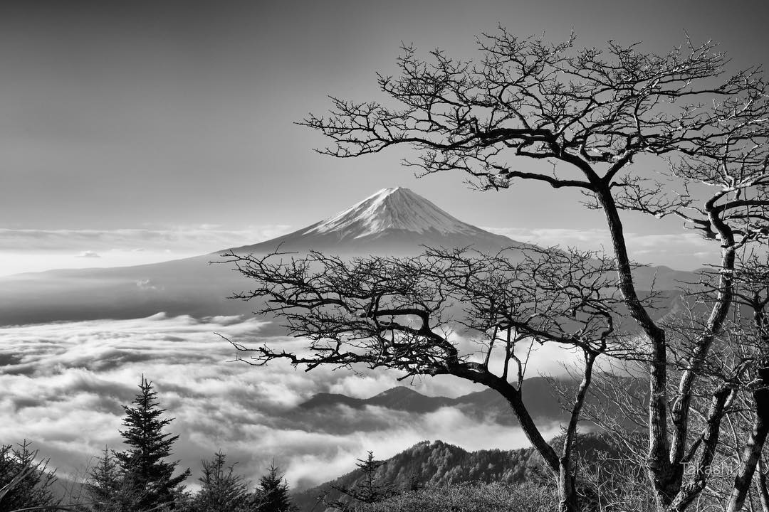 Núi Phú Sĩ: Hãy cùng chiêm ngưỡng vẻ đẹp kỳ vĩ của Núi Phú Sĩ - ngọn núi được tôn vinh là biểu tượng văn hóa của Nhật Bản. Với chiều cao gần 4000m, Núi Phú Sĩ là điểm đến yêu thích của những người yêu thích du lịch tham gia leo núi.