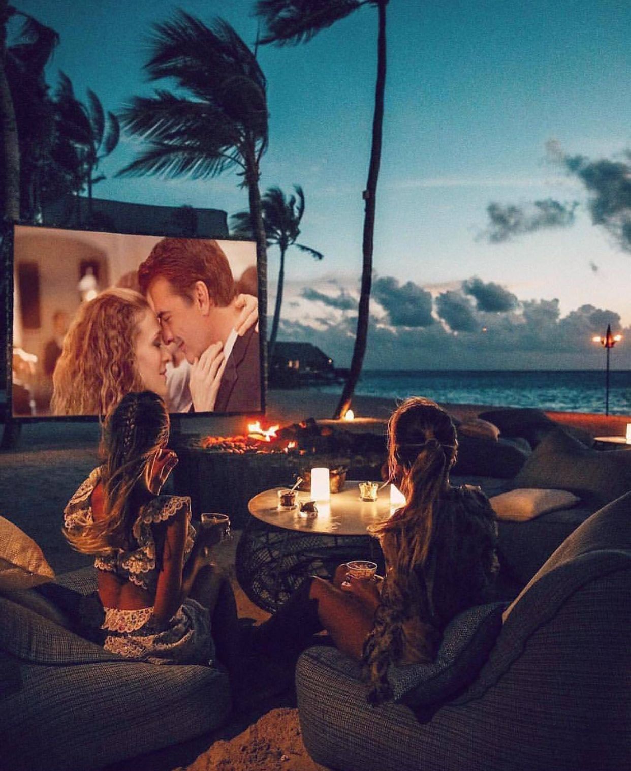 Увлекайтесь моментами. Кинотеатр на Мальдивах. Красивые места для двоих. Мальдивы кинотеатр под открытым небом. Кинотеатр на пляже.