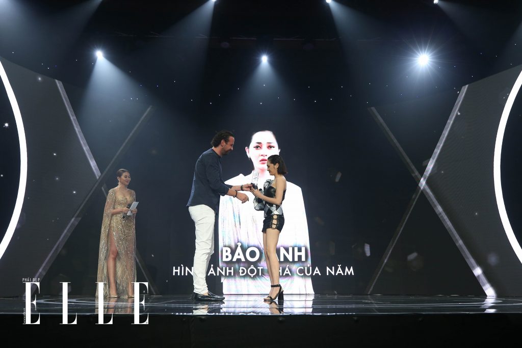 Hoàng Oanh nhận giải Best Dress Of The Night khi mang bản đồ Việt Nam lên sân khấu ELLE