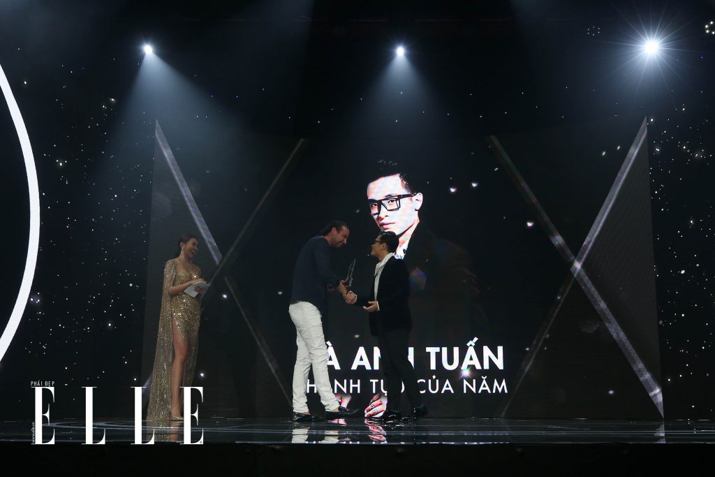 Hoàng Oanh nhận giải Best Dress Of The Night khi mang bản đồ Việt Nam lên sân khấu ELLE