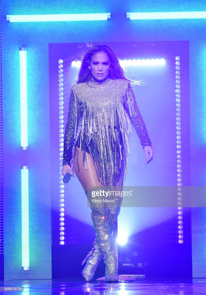 trang phục biểu diễn của Jennifer Lopez 6