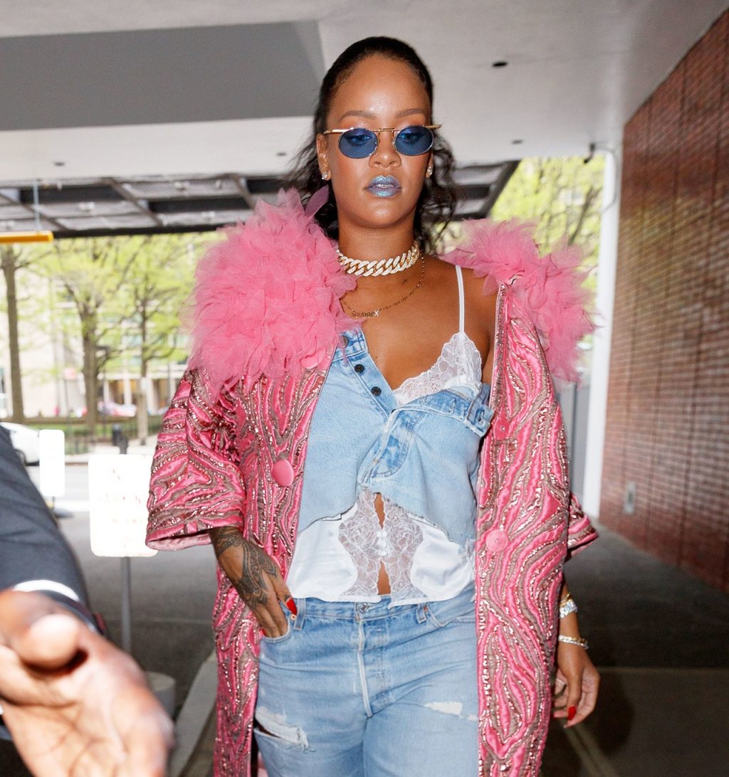 Rihanna chân váy denim 5