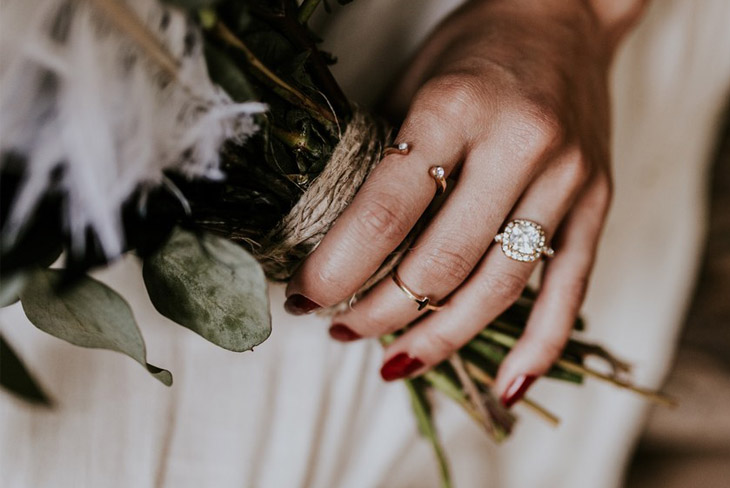 Káº¿t quáº£ hÃ¬nh áº£nh cho engagement ring hand nails