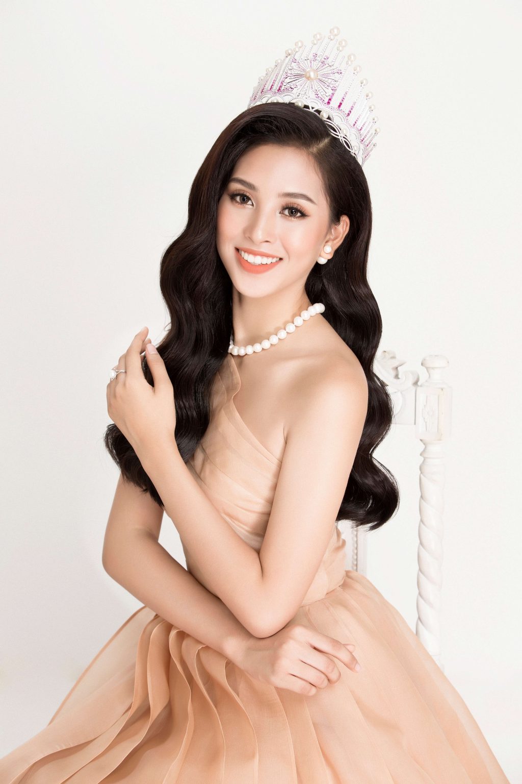 hoa hậu Trần Tiểu Vy cùng tranh sức ngọc trai 2
