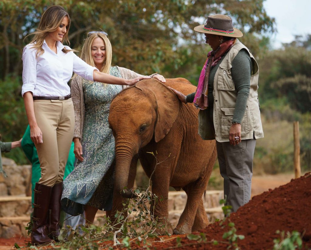 Melania Trump gây tranh cãi vì đội mũ “thực dân” 3