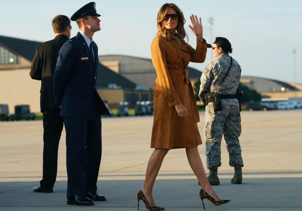 Melania Trump gây tranh cãi vì đội mũ “thực dân” 8