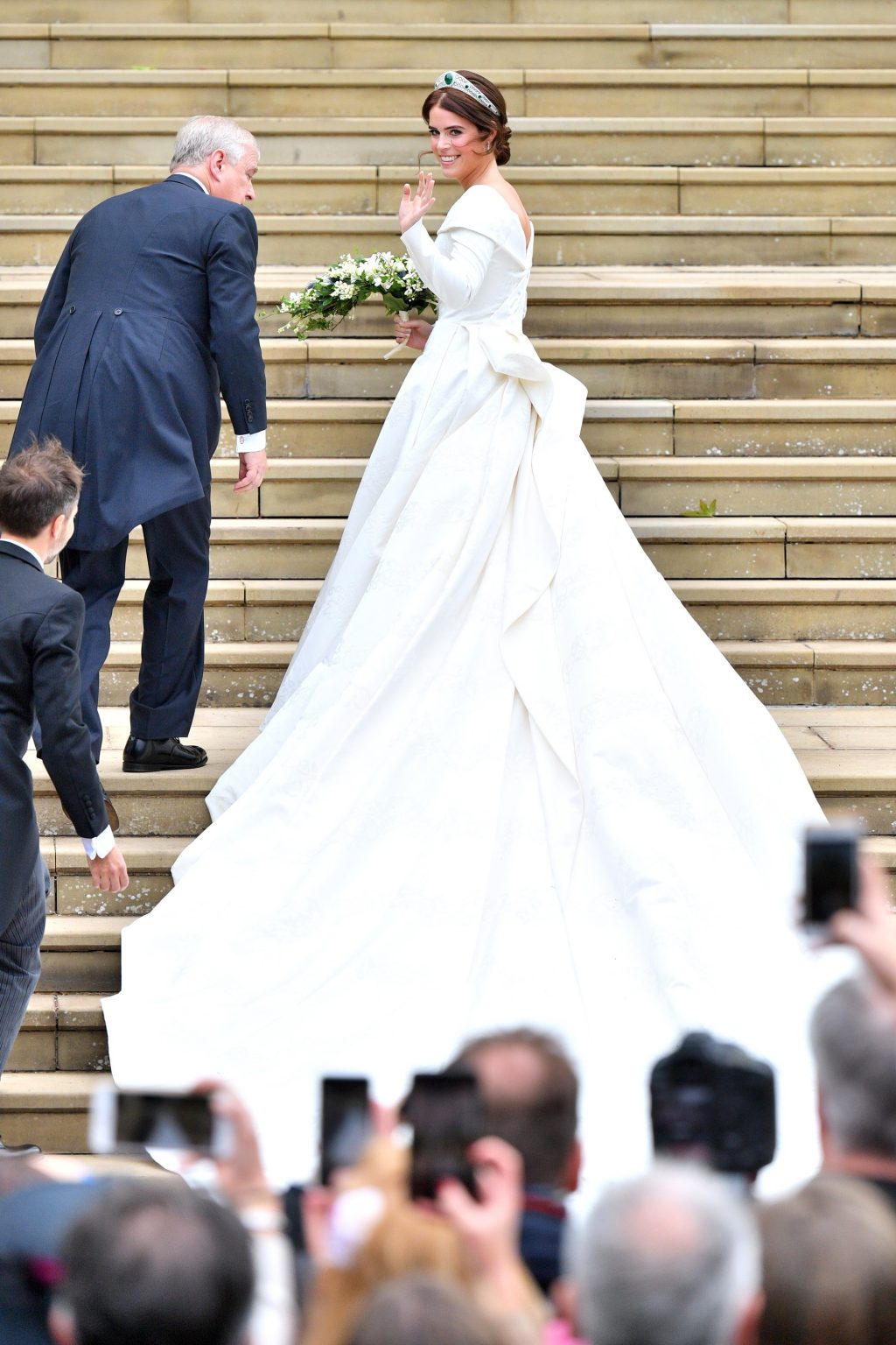 so sánh váy cưới của Công chúa Eugenie, Kate Middleton và Meghan Markle 