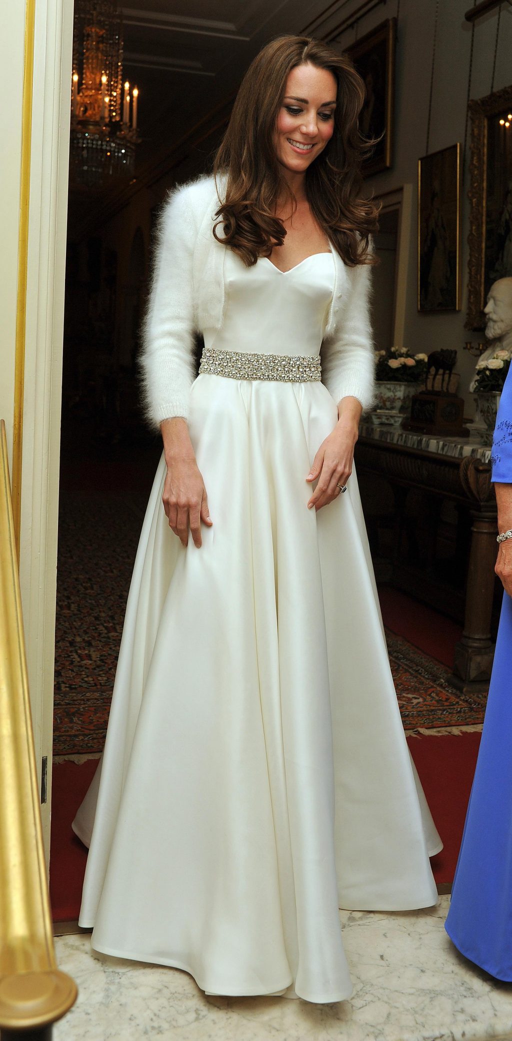 so sánh váy cưới của Công chúa Eugenie, Kate Middleton và Meghan Markle 11