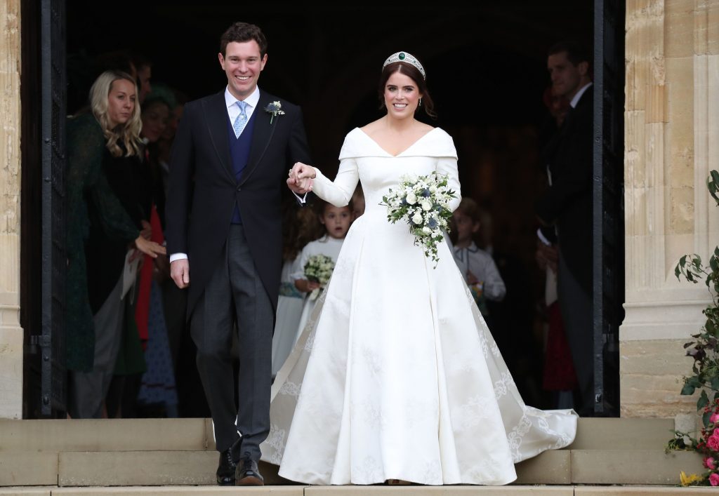 so sánh váy cưới của Công chúa Eugenie, Kate Middleton và Meghan Markle 2