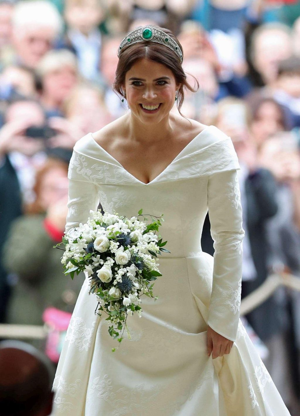 so sánh váy cưới của Công chúa Eugenie, Kate Middleton và Meghan Markle 3
