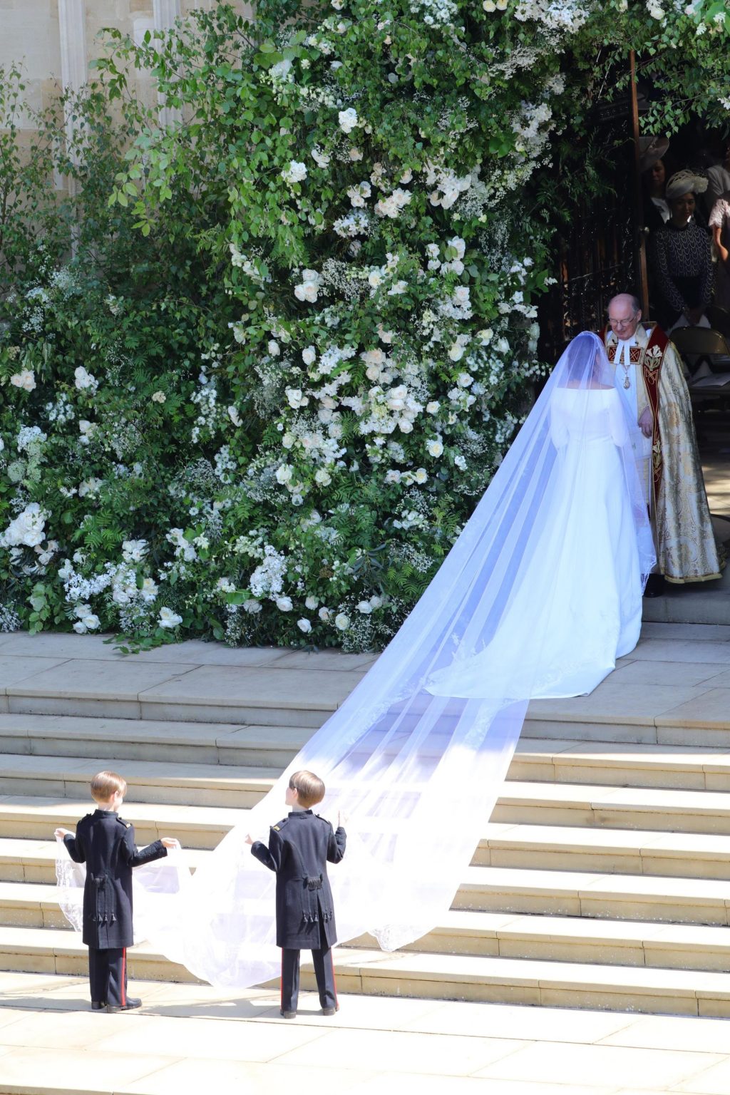 so sánh váy cưới của Công chúa Eugenie, Kate Middleton và Meghan Markle 5