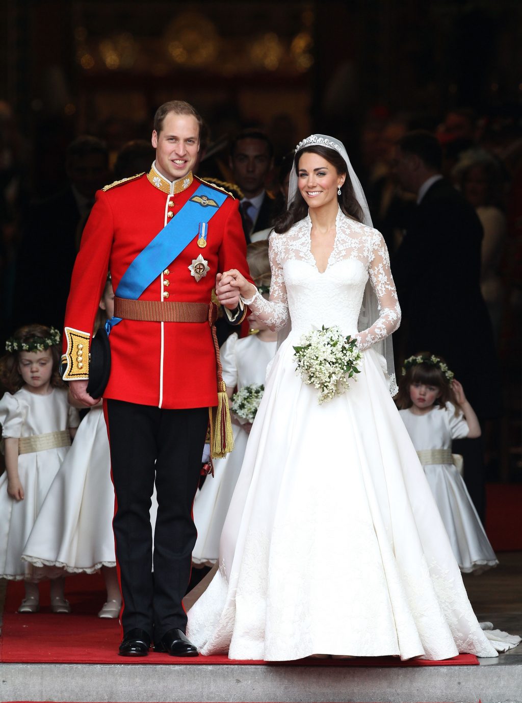 so sánh váy cưới của Công chúa Eugenie, Kate Middleton và Meghan Markle 9