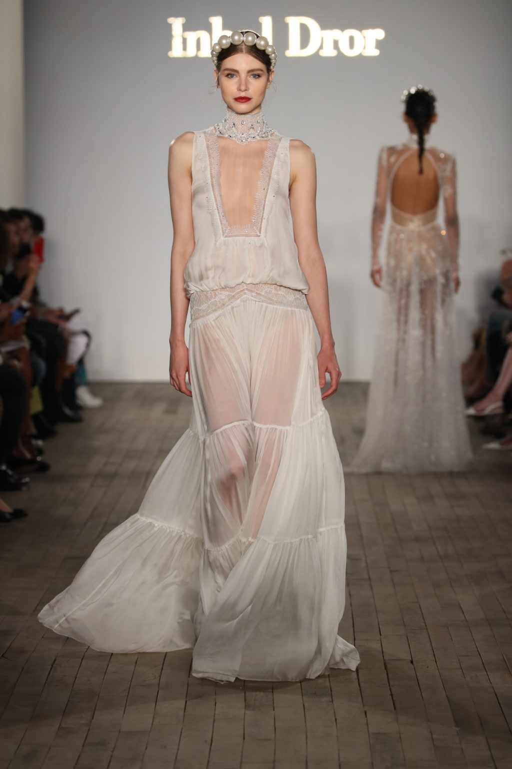 Xu hướng thời trang cưới lấy cảm hứng từ váy cưới của Chiara Ferragni và Meghan Markle 23